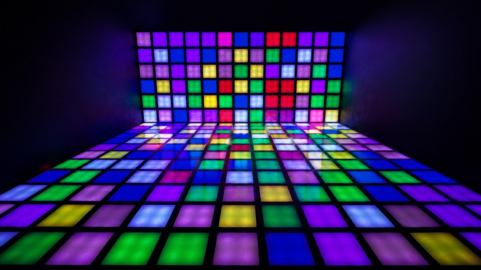Rzeczywista podłoga Ferajna Pixel z wielobarwnymi podświetlanymi polami